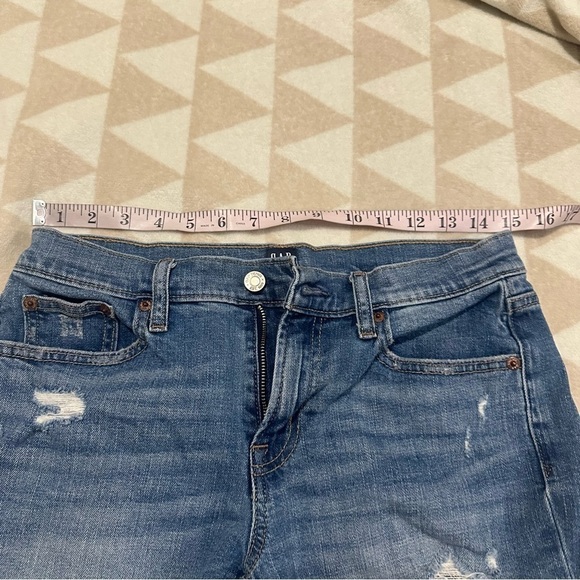 Gap 5” distressed medium wash cuffed shorts - Picture 4 of 6